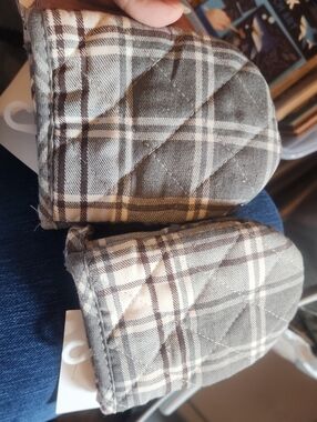 Nwt Oven Mitt Set Gray Brown And White Plaid With Silicone Grips